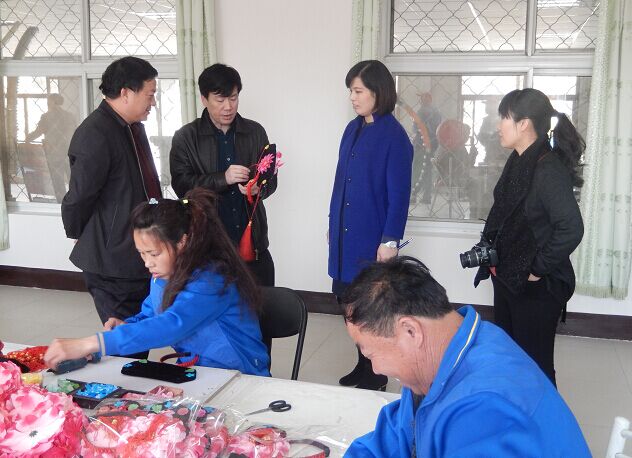 图为区残联理事长赵东升检查指导工作