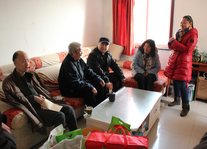 图为慰问肢体残疾人史卫国家现场