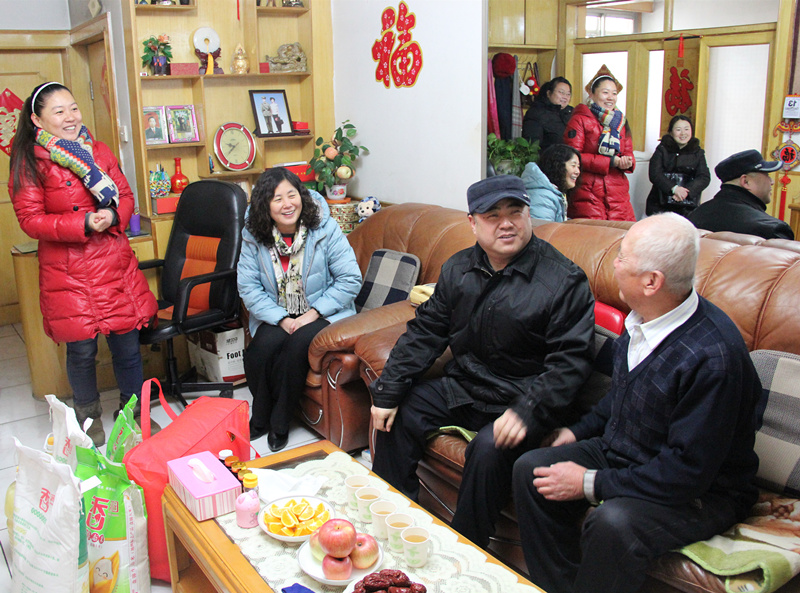 图为慰问肢体残疾人郭振亚家现场
