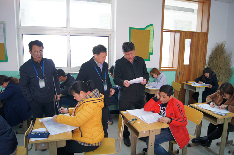 图为市残联副理事长徐捷考察考试现场