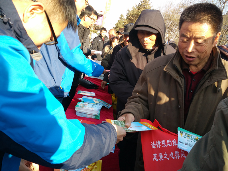 图为活动现场发放宣传材料