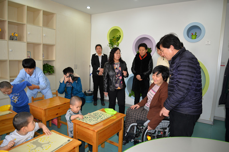 市残联欧玲副理事长详细询问孤残儿童生活学习情况