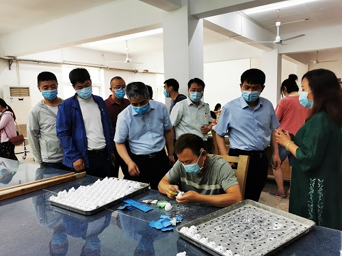 在唐人坊实地参观调研