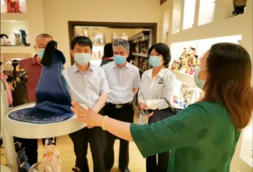 在唐人坊实地参观调研