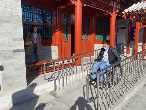 图为实际体验无障碍设施现场
