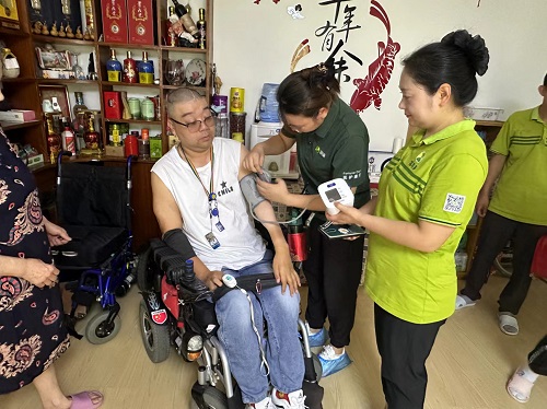图为在残疾人家庭助浴