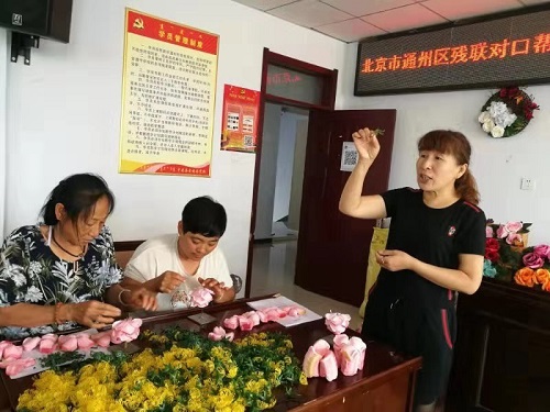 图为对帮扶地残疾人培训