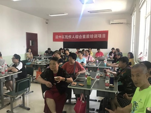 图为学员在认真听课