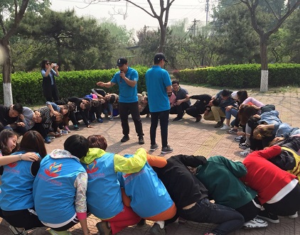 图为团建拓展活动现场