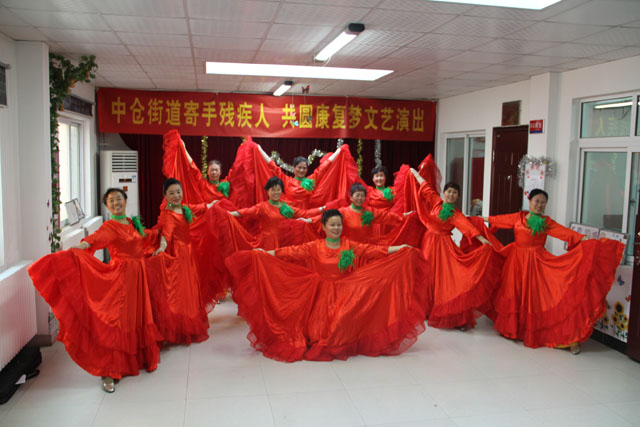 图为残疾人在表演节目