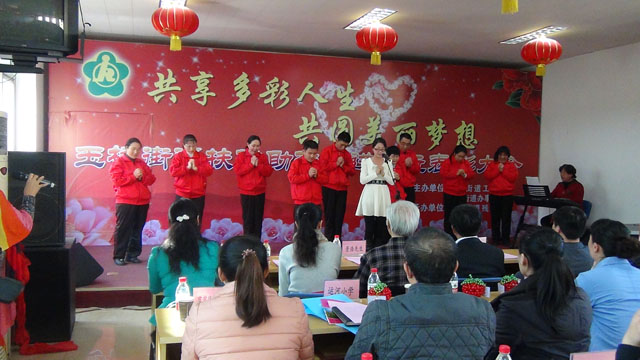 图为残疾人在进行手语表演