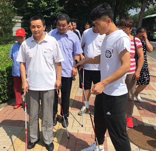 图为定向行走培训班上街体验现场