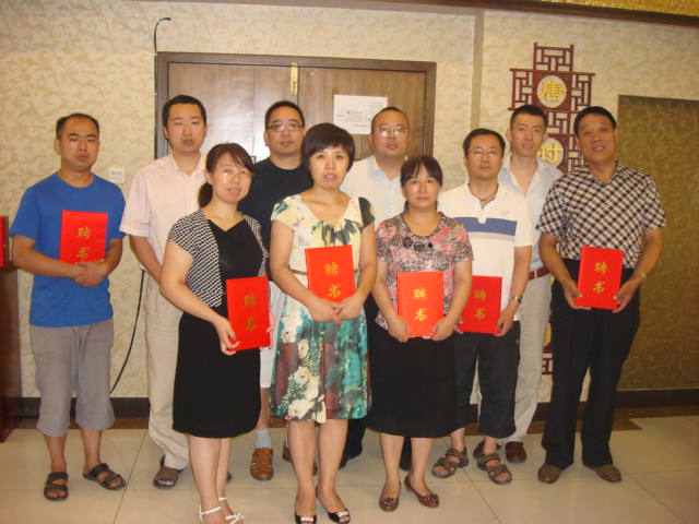 图为 为讲师团成员颁发证书