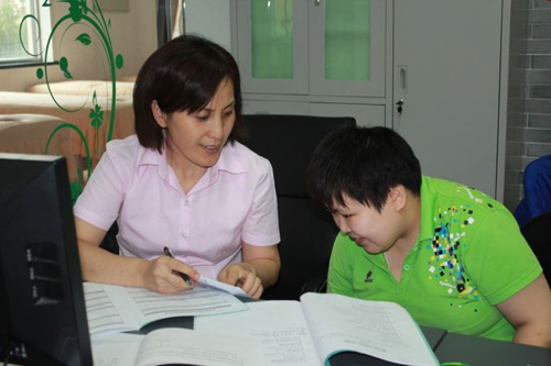 图为 工作人员为残疾人进行评估