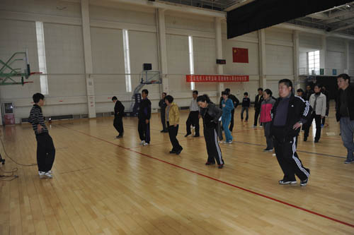 图为 赛前热身活动