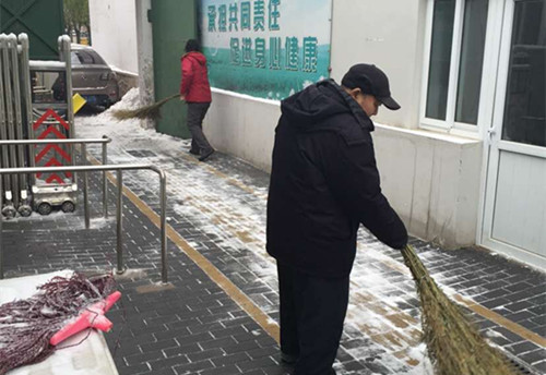 图为扫雪现场