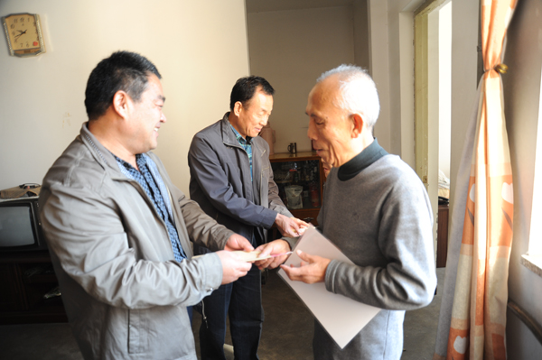 图为走访慰问现场