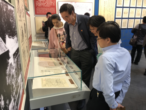 图为参观现场