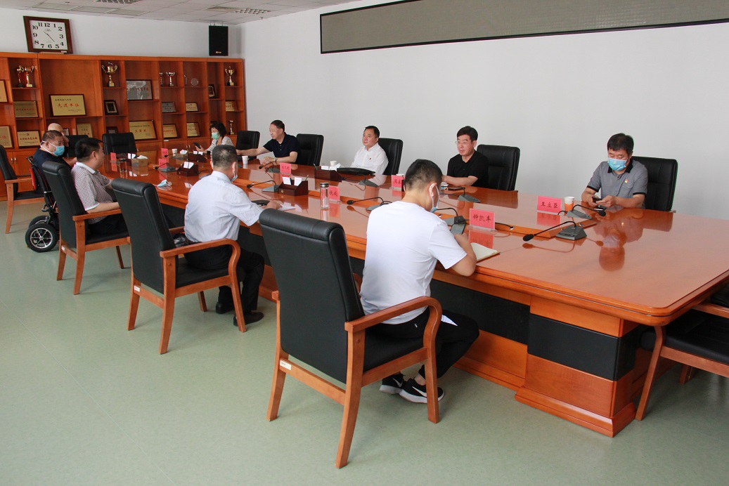 图为座谈会现场