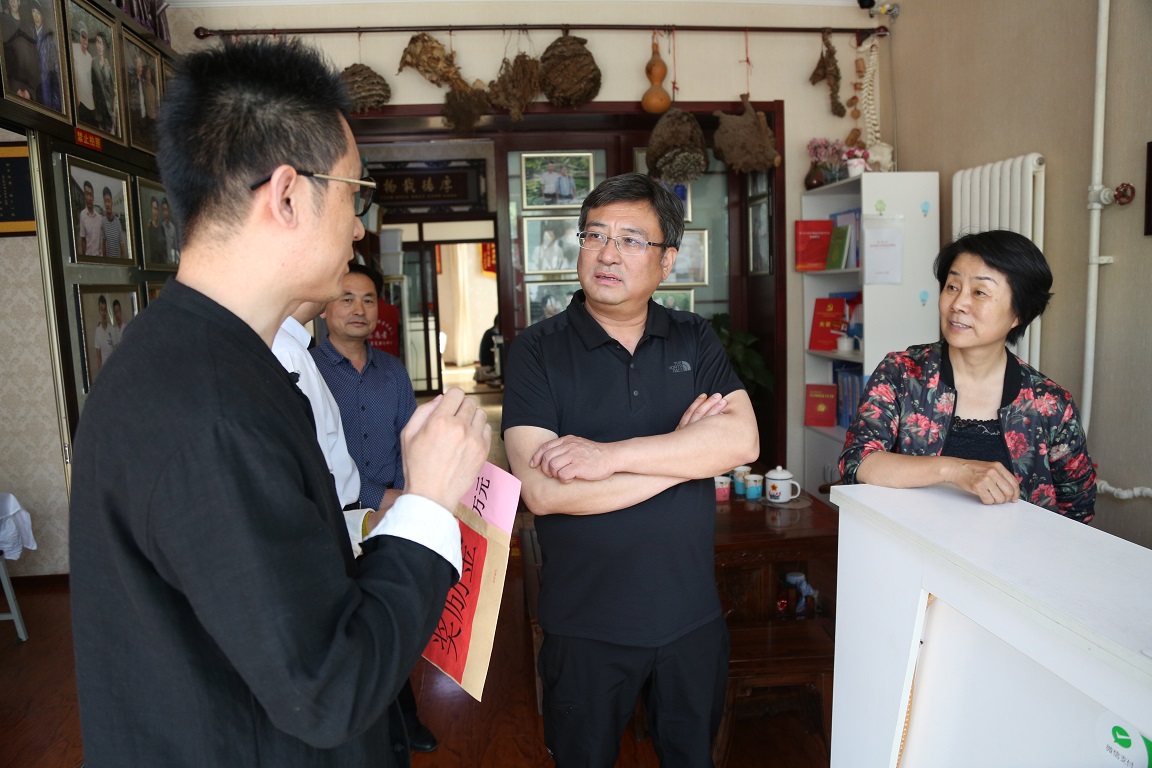 图为副区长王建刚与纪德勇交谈