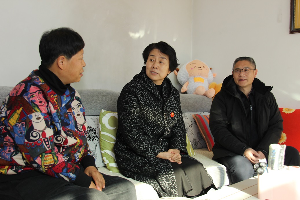 图为与残疾人交谈