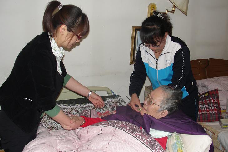 图为为重度残疾人免费理发