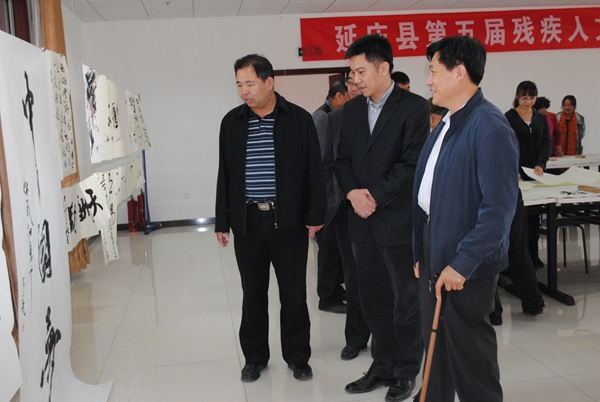 图为领导们参观书法作品