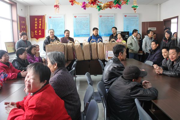 图为领导们在温馨家园