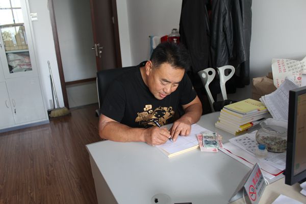 图为残疾人领取燃油补贴