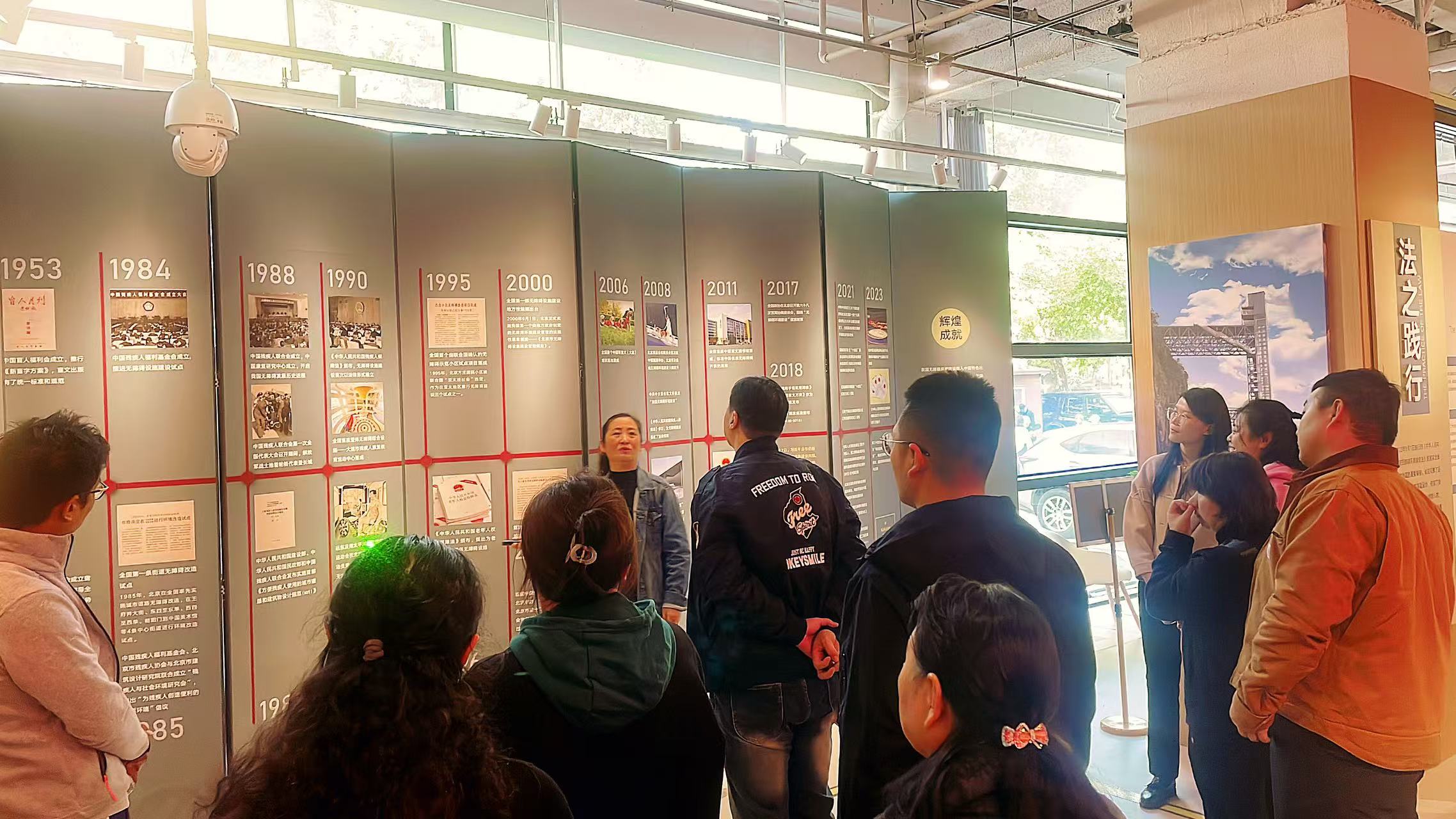 参观国家无障碍环境展示馆