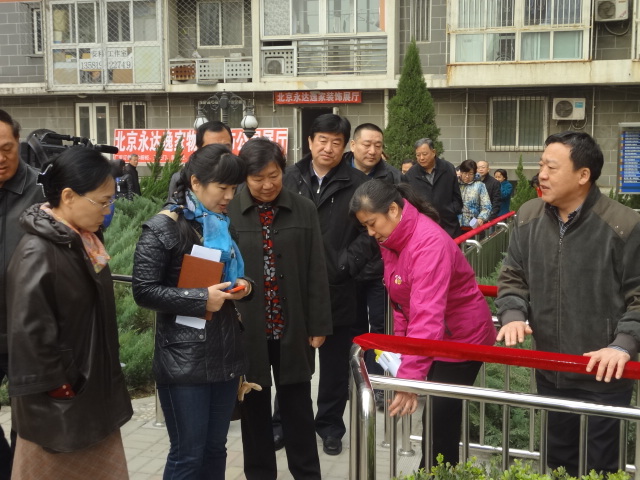 图为市政协委员现场考察居住小区无障碍改造工作