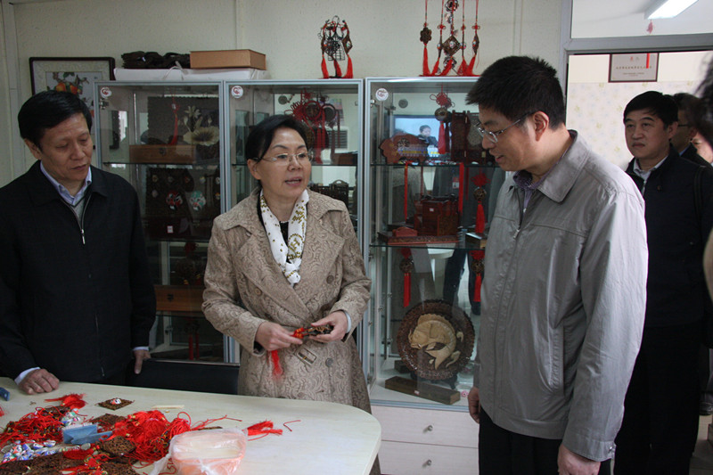 图为戴均良副市长参观温馨家园职康产品展示