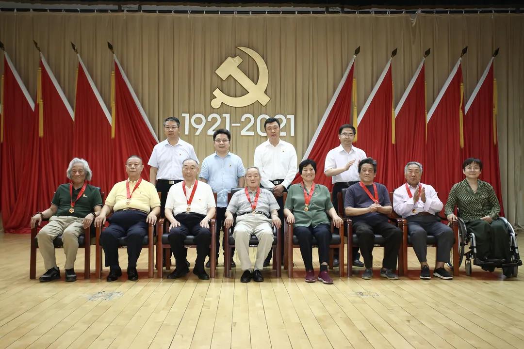 市残联党组理事会领导与获得“光荣在党50年”纪念章的老党员合影留念