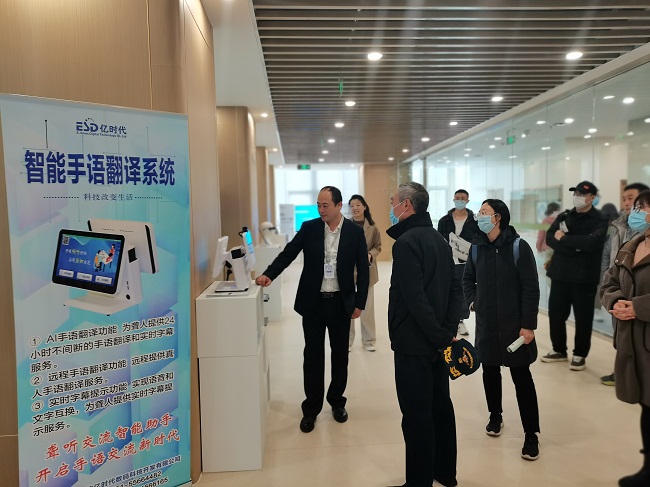 图为参观残疾朋友的优秀作品