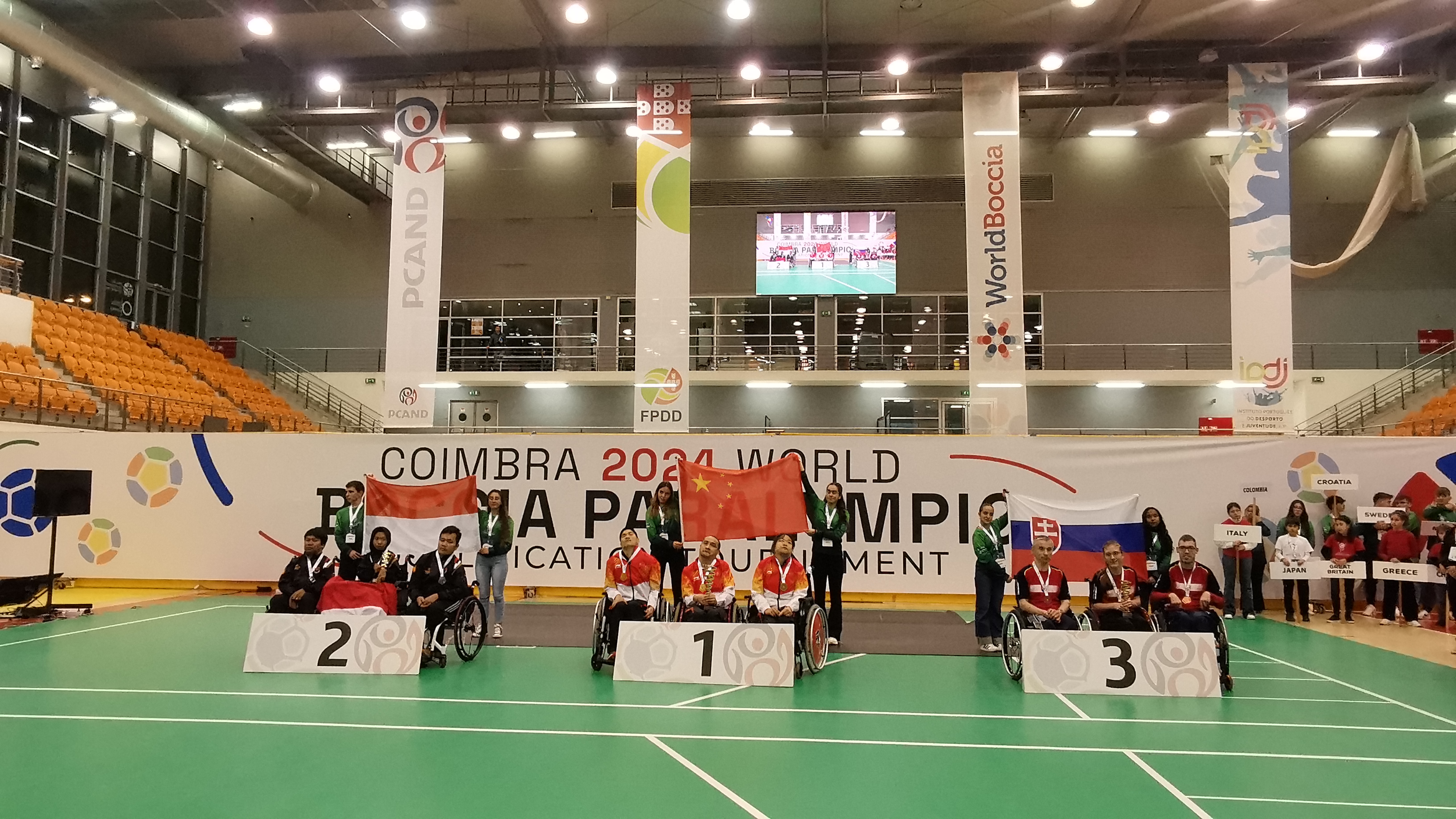 图片为中国硬地滚球队BC1BC2级团体颁奖照片（右1女张琦）