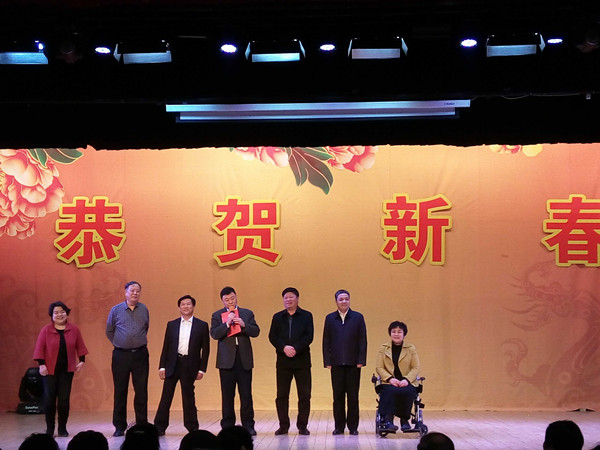 图为理事会领导给大家拜年