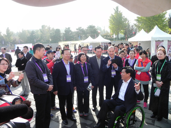 图为吕争鸣副理事长介绍展区情况