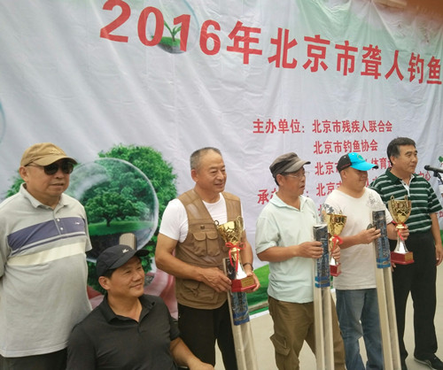 图为获奖合影