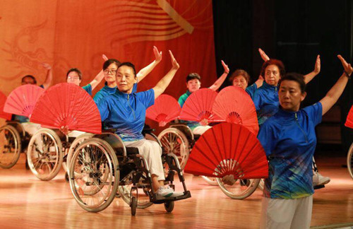 图为西城区太极扇表演