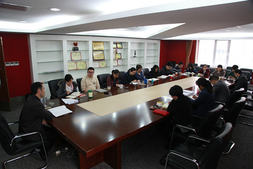 图为李庆新讲党课现场