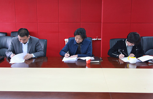 图为签订党风廉政建设责任书