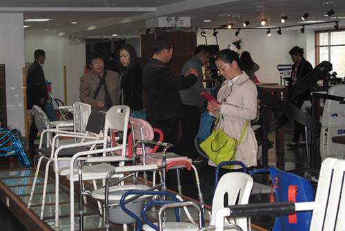 图为外省市考察团到市辅具中心参观考察