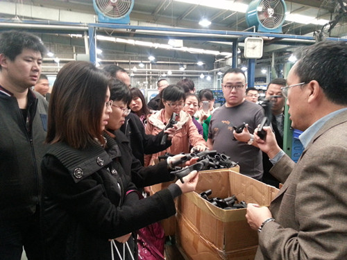 图为参训人员参观辅具厂家 