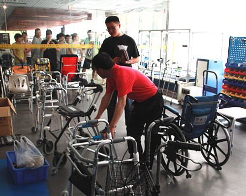 图为学员进行实操考试