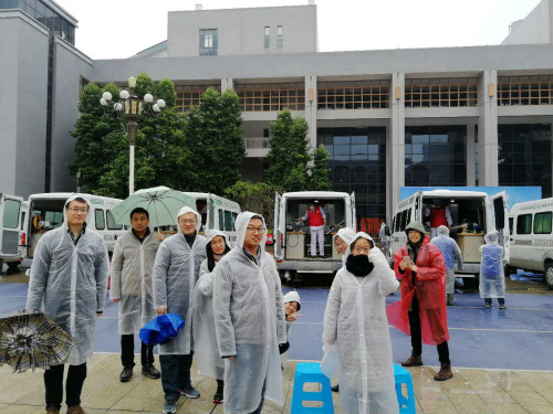助力团雨中观战