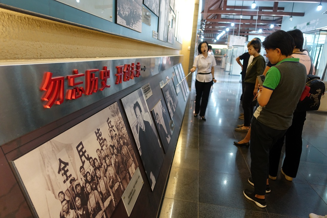 参观焦庄户地道战纪念馆