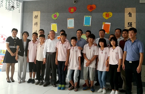 图为程凯一行与邓玉友同学班级在一起