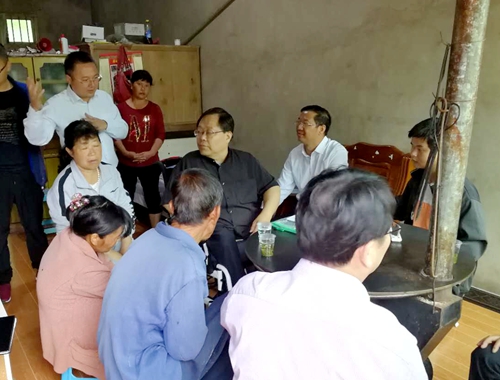 图为吕世明一行深入贫困残疾人家庭调研