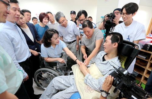 图为海迪主席看望慰问正在接受治疗的衢州伤残少年章浩杰