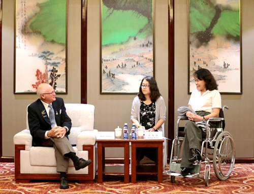 图为海迪主席会见世界残疾人排球联合会主席巴瑞·考兹那先生一行
